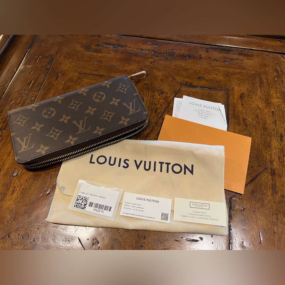 Authentic Louis Vuitton Monogram Zippy Wallet w/ dust bag
